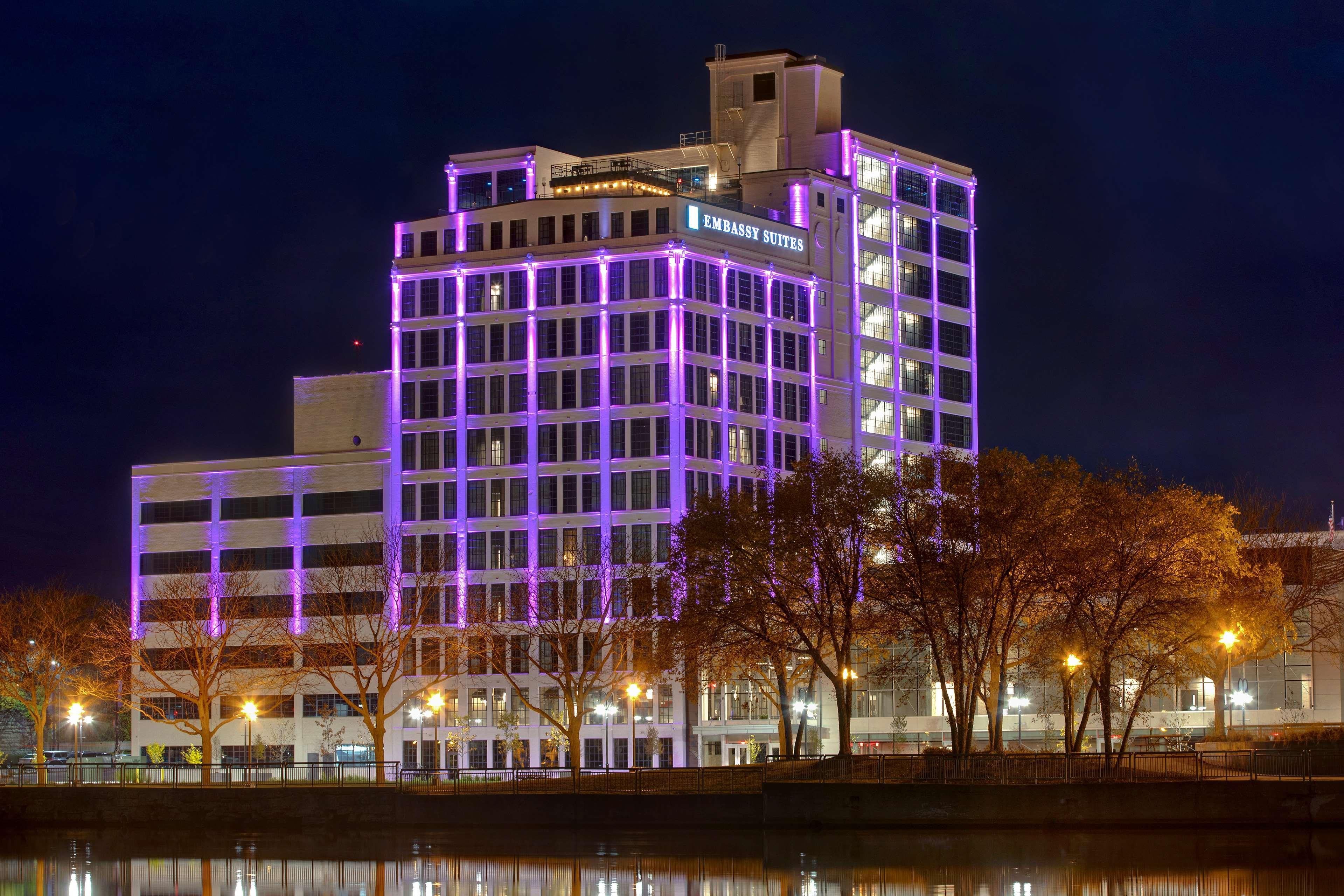 Embassy Suites By Hilton Rockford Riverfront Exterior foto